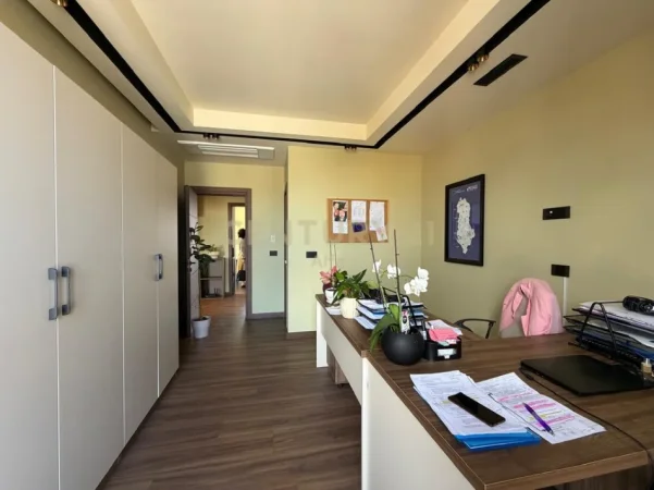 Tirane, jepet me qera ambjent biznesi Kati 7, 121 m² 1.800 € 