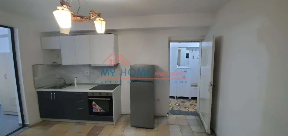 Tirane, jepet me qera apartament 1+1+Ballkon Kati 5, 50 m² 400 € (Bulevardi Bajram Curri)