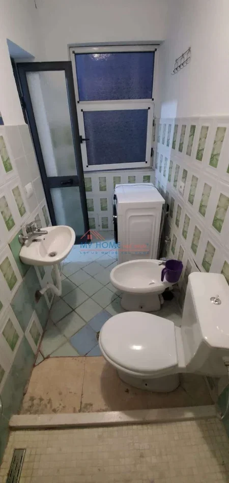Tirane, jepet me qera apartament 1+1+Ballkon Kati 5, 50 m² 400 € (Bulevardi Bajram Curri)