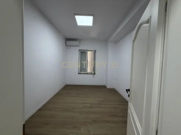 Tirane, jepet me qera zyre Kati 3, 100 m² 1.000 € (Shallvaret)