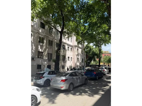 Tirane, jepet me qera zyre Kati 3, 100 m² 1.000 € (Shallvaret)