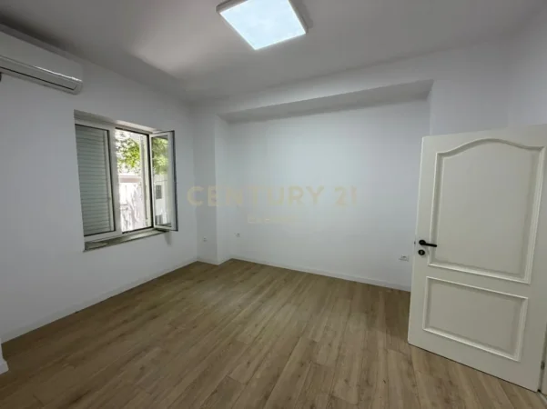 Tirane, jepet me qera zyre Kati 3, 100 m² 1.000 € (Shallvaret)