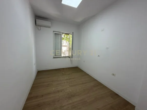 Tirane, jepet me qera zyre Kati 3, 100 m² 1.000 € (Shallvaret)