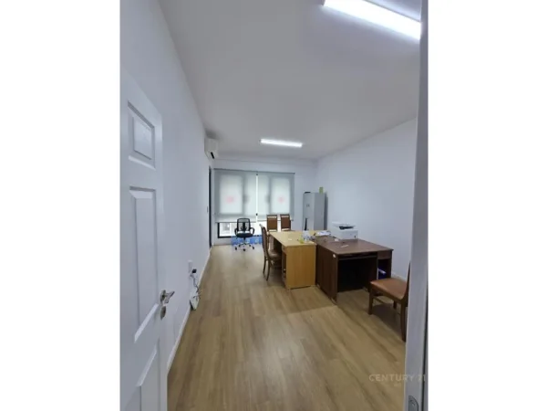 Tirane, jepet me qera zyre Kati 6, 75 m² 700 € 
