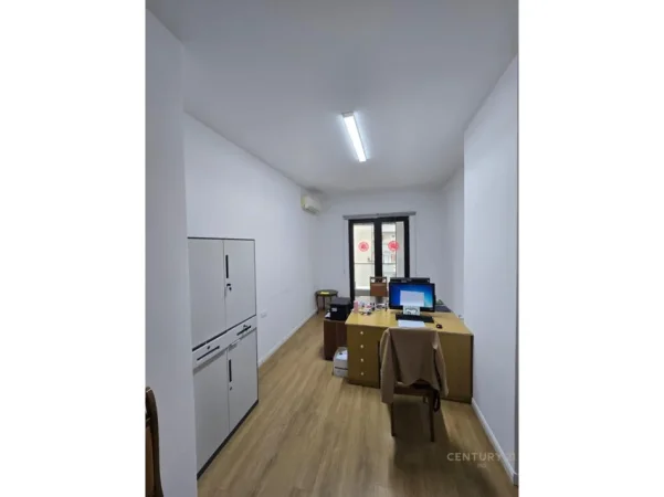 Tirane, jepet me qera zyre Kati 6, 75 m² 700 € 
