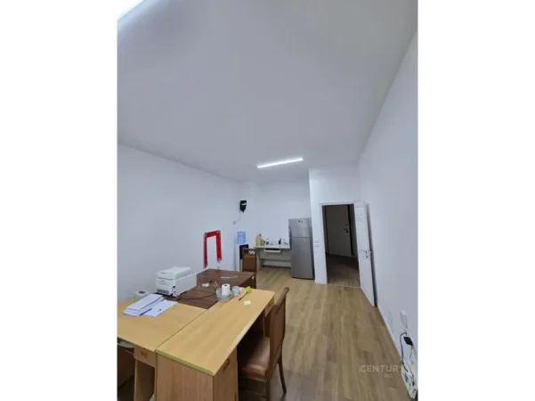 Tirane, jepet me qera zyre Kati 6, 75 m² 700 € 