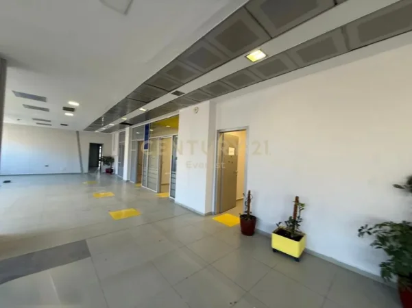 Tirane, jepet me qera ambjent biznesi Kati 2, 916 m² 16.000 € 