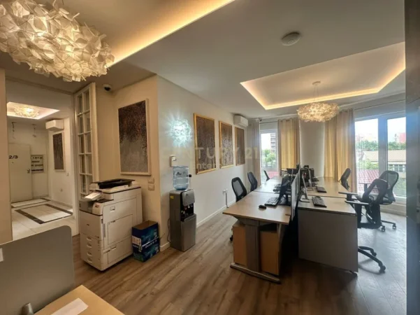 Tirane, jepet me qera zyre Kati 2, 143 m² 1.200 € 