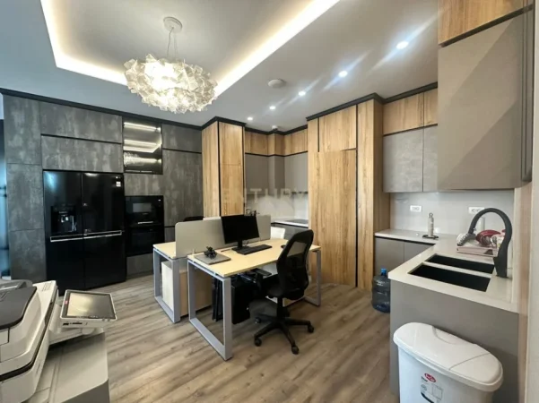 Tirane, jepet me qera zyre Kati 2, 143 m² 1.200 € 