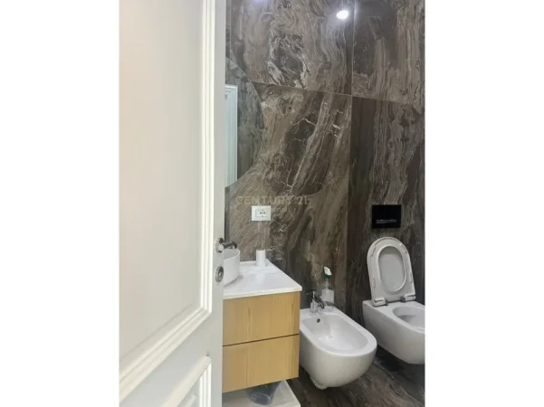 Tirane, jepet me qera zyre Kati 2, 143 m² 1.200 € 