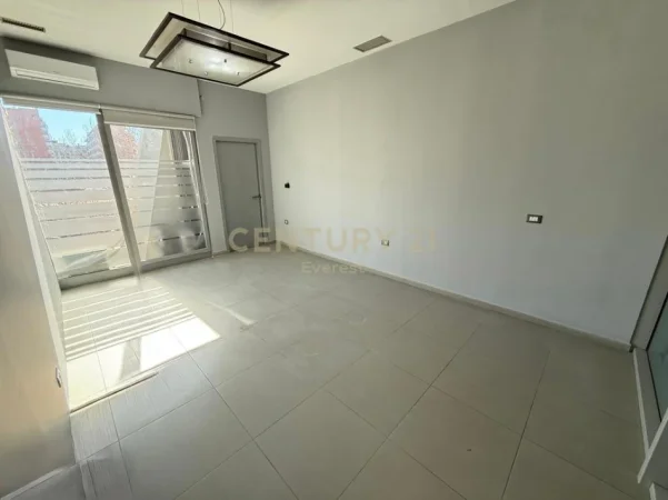 Tirane, jepet me qera ambjent biznesi Kati 2, 220 m² 4.400 € 