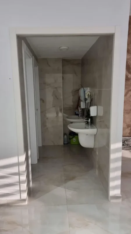 Tirane, jepet me qera zyre , 227 m² 3.200 € (Kompleksi Arlis Farmacia 10)