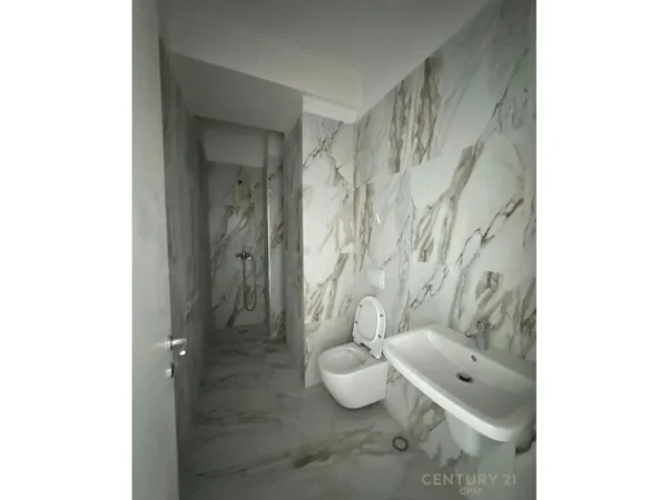 Tirane, jepet me qera ambjent biznesi Kati 1, 148 m² 1.400 € 