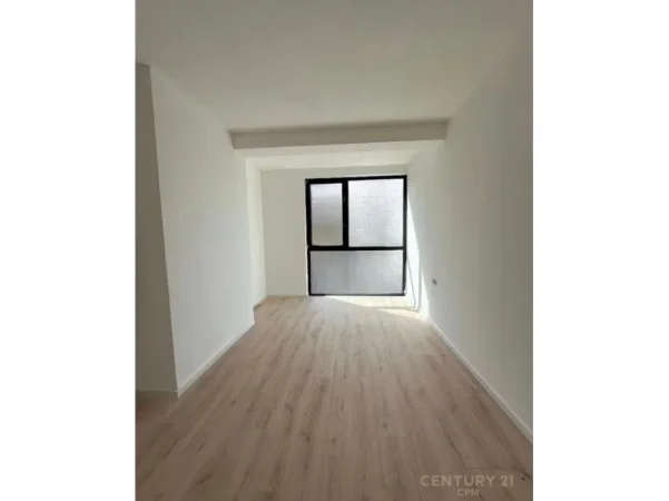 Tirane, jepet me qera ambjent biznesi Kati 1, 148 m² 1.400 € 