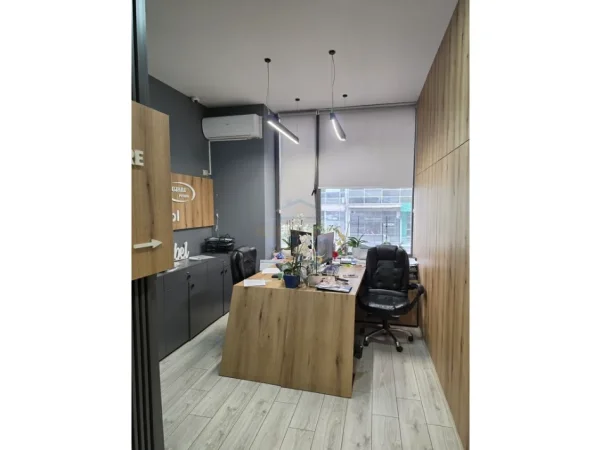 Tirane, jepet me qera ambjent biznesi Kati 2, 31 m² 600 € (Zogu Zi)