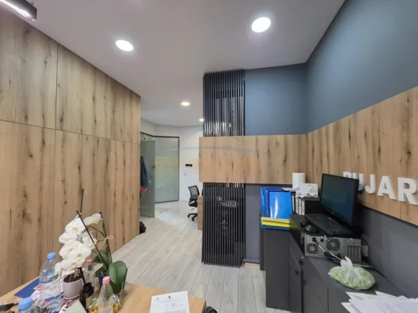 Tirane, jepet me qera ambjent biznesi Kati 2, 31 m² 600 € (Zogu Zi)