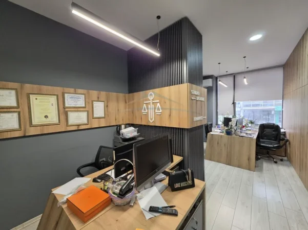 Tirane, jepet me qera ambjent biznesi Kati 2, 31 m² 600 € (Zogu Zi)
