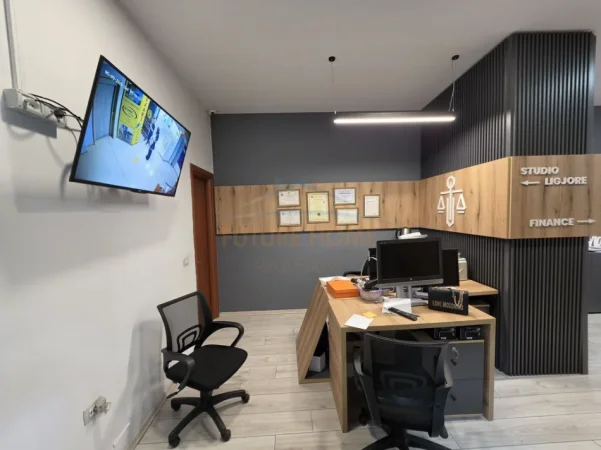 Tirane, jepet me qera ambjent biznesi Kati 2, 31 m² 600 € (Zogu Zi)
