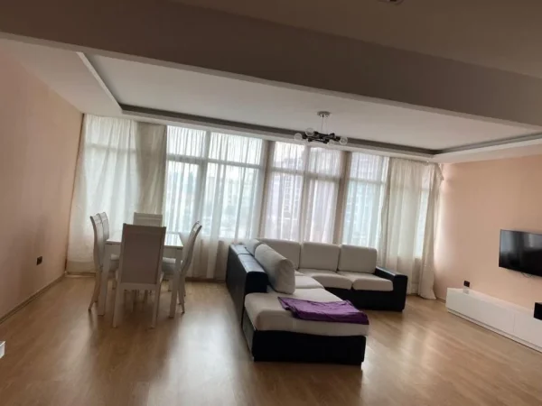 Tirane, jepet me qera apartament 2+1+Ballkon Kati 2, 140 m² 650 € (Laprake)