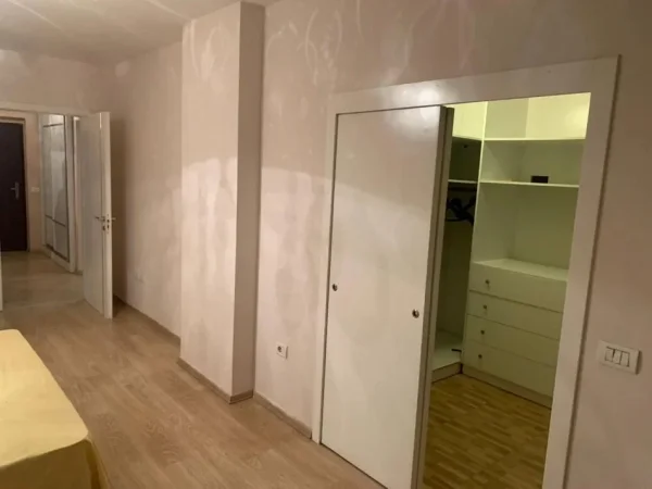 Tirane, jepet me qera apartament 2+1+Ballkon Kati 2, 140 m² 650 € (Laprake)