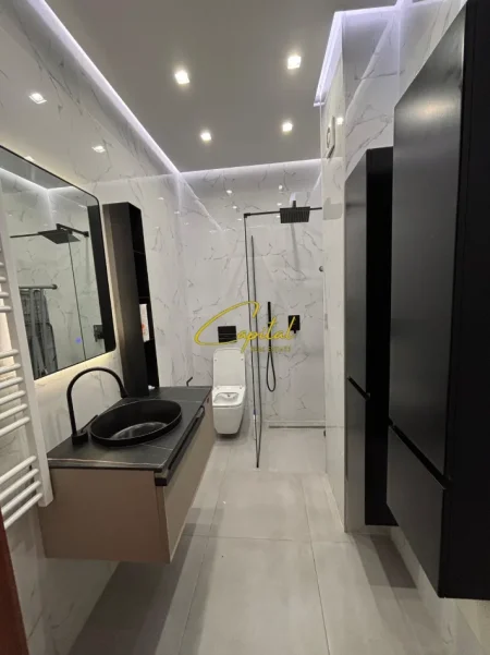 Tirane, jepet me qera apartament 3+1 Kati 2, 150 m² 1.100 € (RRUGA E KAVAJES)