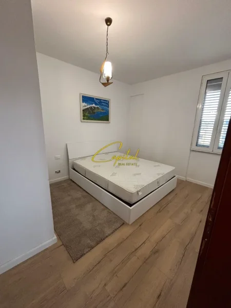 Tirane, jepet me qera apartament 3+1 Kati 2, 150 m² 1.100 € (RRUGA E KAVAJES)