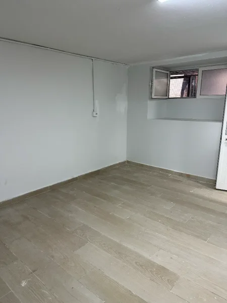 Tirane, jepet me qera ambjent biznesi Kati -1, 16 m² 300 € (Rruga Moskat)