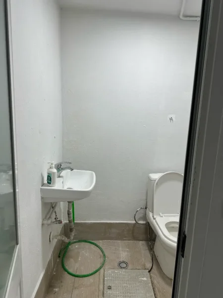 Tirane, jepet me qera ambjent biznesi Kati -1, 16 m² 300 € (Rruga Moskat)
