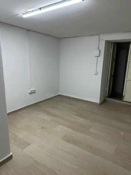 Tirane, jepet me qera ambjent biznesi Kati -1, 16 m² 300 € (Rruga Moskat)