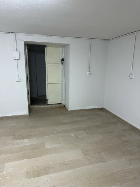 Tirane, jepet me qera ambjent biznesi Kati -1, 16 m² 300 € (Rruga Moskat)