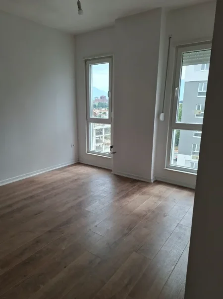 Tirane, jepet me qera zyre Kati 5, 72 m² 400 € (UNIVERS CITY)