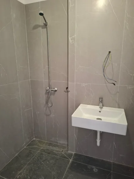 Tirane, jepet me qera zyre Kati 5, 72 m² 400 € (UNIVERS CITY)