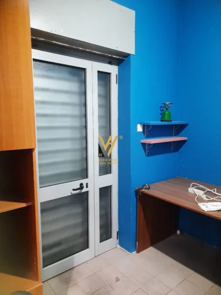 Tirane, jepet me qera zyre Kati 0, 76 m² 1.500 € (SHALLVARET)