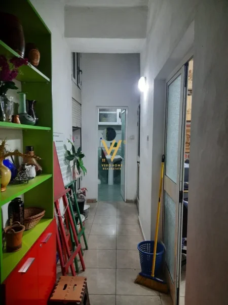 Tirane, jepet me qera zyre Kati 0, 76 m² 1.500 € (SHALLVARET)