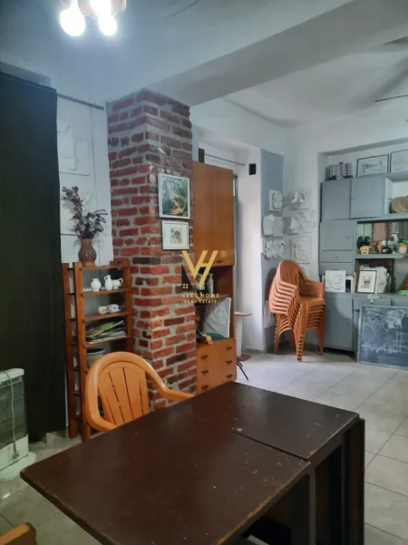 Tirane, jepet me qera zyre Kati 0, 76 m² 1.500 € (SHALLVARET)