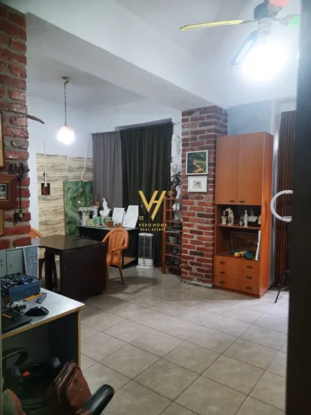 Tirane, jepet me qera zyre Kati 0, 76 m² 1.500 € (SHALLVARET)