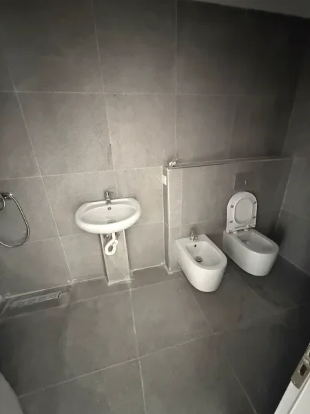 Tirane, jepet me qera apartament 2+1 Kati 1, 98 m² 700 € (Farmacia 10)