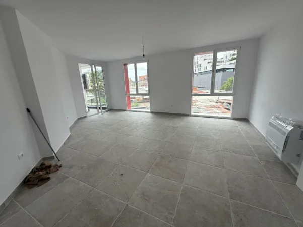 Tirane, jepet me qera apartament 2+1 Kati 1, 98 m² 700 € (Farmacia 10)