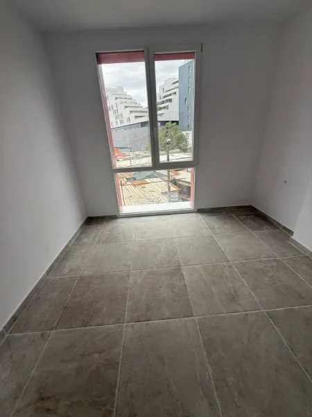 Tirane, jepet me qera apartament 2+1 Kati 1, 98 m² 700 € (Farmacia 10)