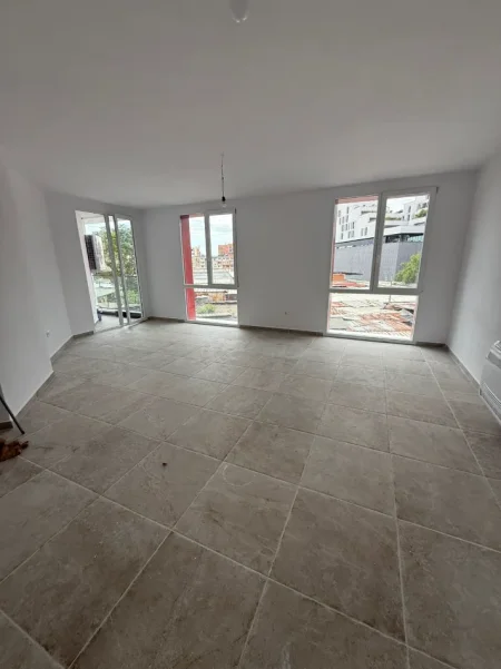 Tirane, jepet me qera apartament 2+1 Kati 1, 98 m² 700 € (Farmacia 10)