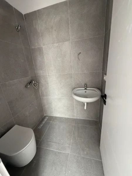 Tirane, jepet me qera apartament 2+1 Kati 1, 98 m² 700 € (Farmacia 10)