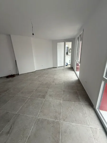 Tirane, jepet me qera apartament 2+1 Kati 1, 98 m² 700 € (Farmacia 10)
