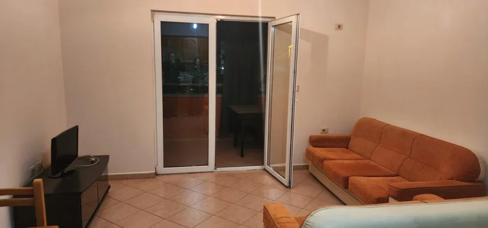 Tirane, jepet me qera apartament 1+1 Kati 2, 75 m² 380 € (Rruga Jordan Misja)