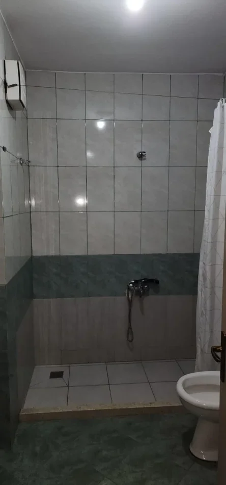 Tirane, jepet me qera apartament 1+1 Kati 2, 75 m² 380 € (Rruga Jordan Misja)