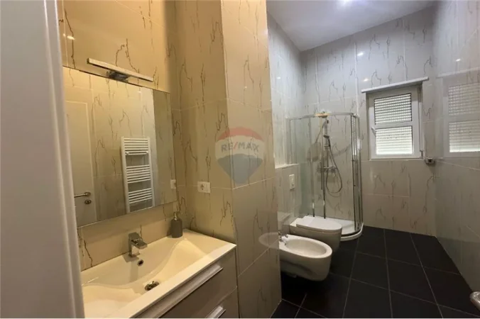 Tirane, jepet me qera Vile 3+1 Kati 2, 670 m² (rroling hills)