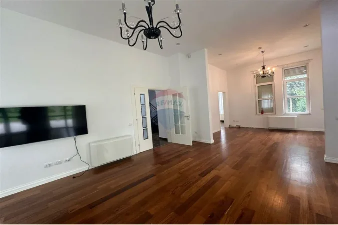 Tirane, jepet me qera Vile 3+1 Kati 2, 670 m² (rroling hills)