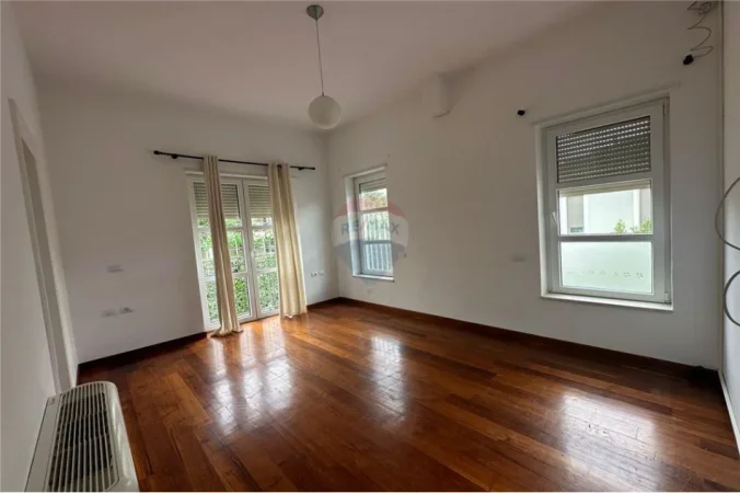 Tirane, jepet me qera Vile 3+1 Kati 2, 670 m² (rroling hills)