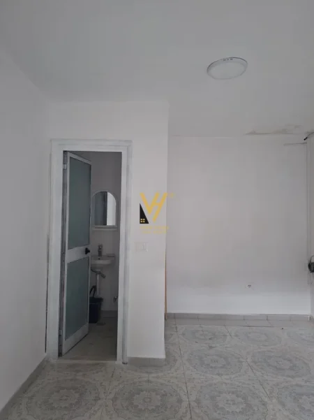 Tirane, jepet me qera dyqan Kati 0, 20 m² 370 € (SELITE)