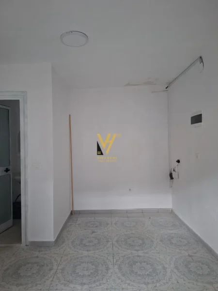Tirane, jepet me qera dyqan Kati 0, 20 m² 370 € (SELITE)