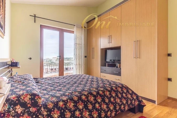 Tirane, jepet me qera Vile 3 Katshe Kati 3, 300 m² 2.200 € (SHKOZE)